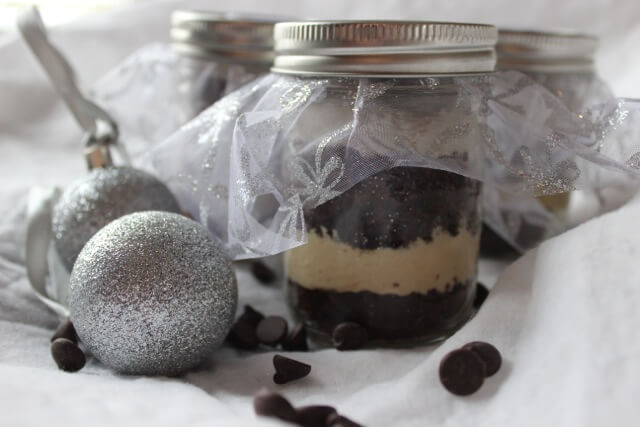 Great gift for the holidays - Mason Jar Cupcakes Recipe - Delectable Destinations Culinary Tours